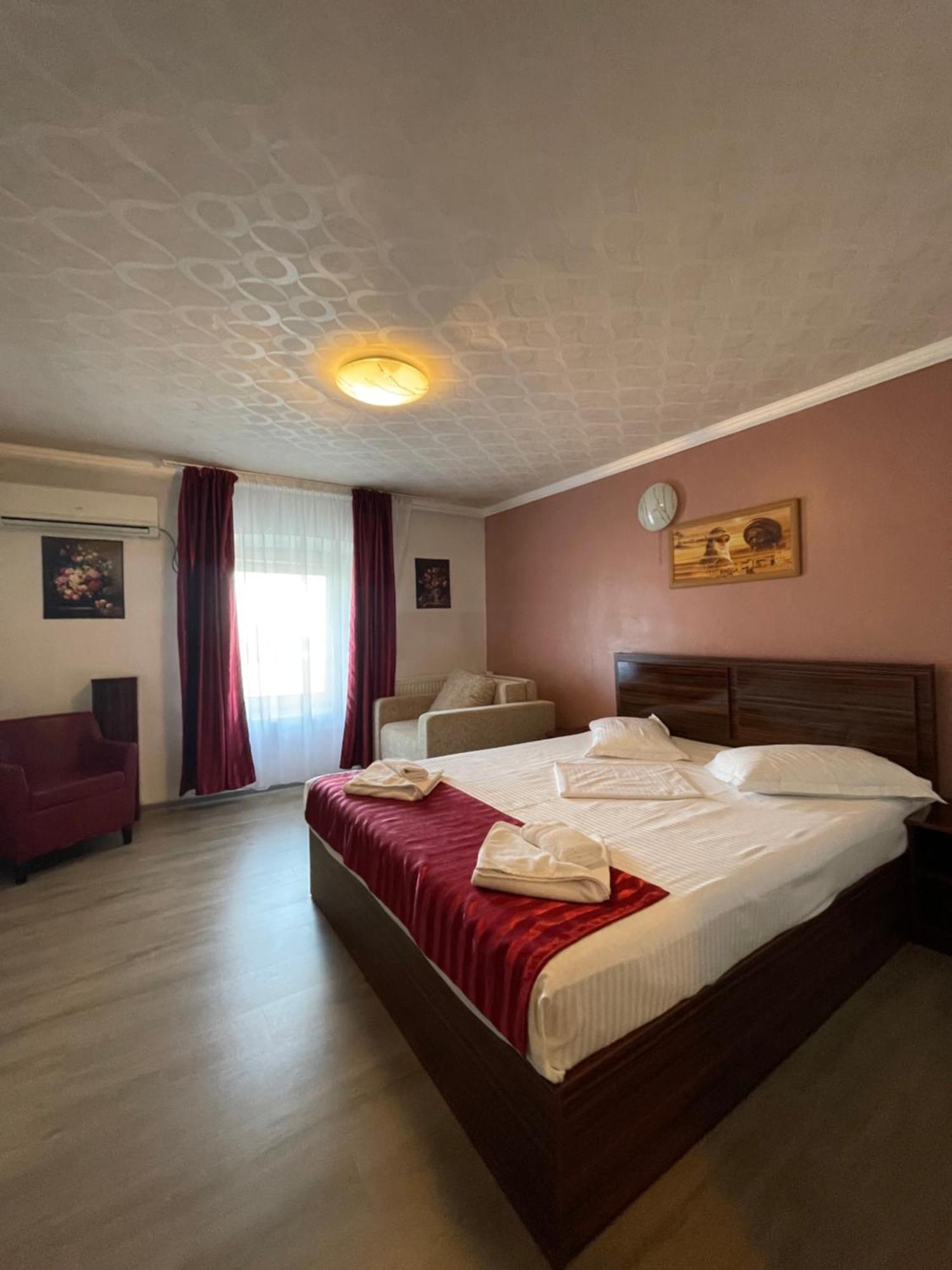 Hotel Prestige Alba Iulia Exterior photo